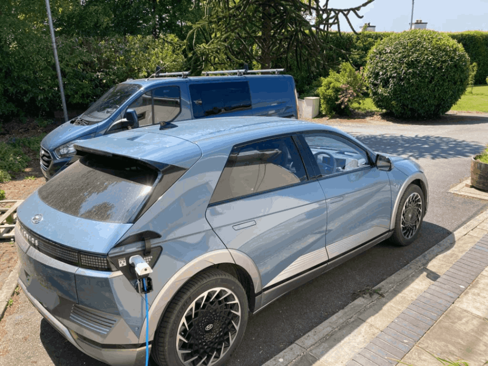 Solar panels with vehicle-to-load V2L