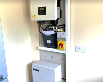 Battery storage and inverter installed by Solar Save Renewables